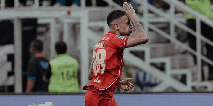 Akurasi Umpan Silang dan Visi Bermain yang Matang